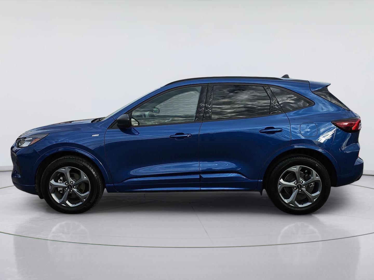 Used 2023 Ford Escape ST-Line w/ Tech Pack #1 AWD/4WD image 2