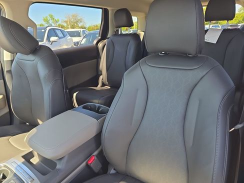 New 2026 Kia Carnival FWD image 21