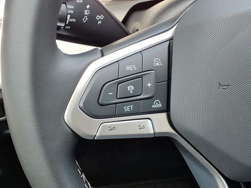 Used 2025 Volkswagen Tiguan SE AWD/4WD image 17
