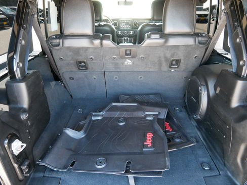 Used 2018 Jeep Wrangler Unlimited Sahara AWD/4WD image 18