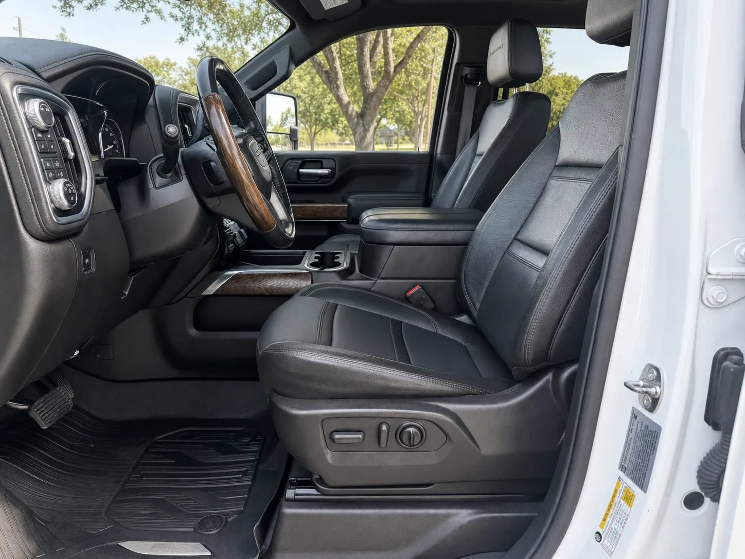 Used 2023 GMC Sierra 2500 Denali w/ Technology Package AWD/4WD image 9