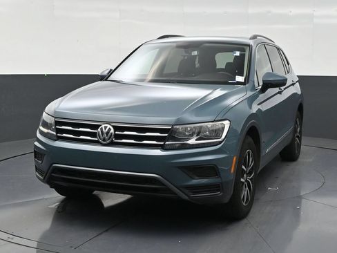 Used 2021 Volkswagen Tiguan SE w/ Panoramic Sunroof Package FWD image 8