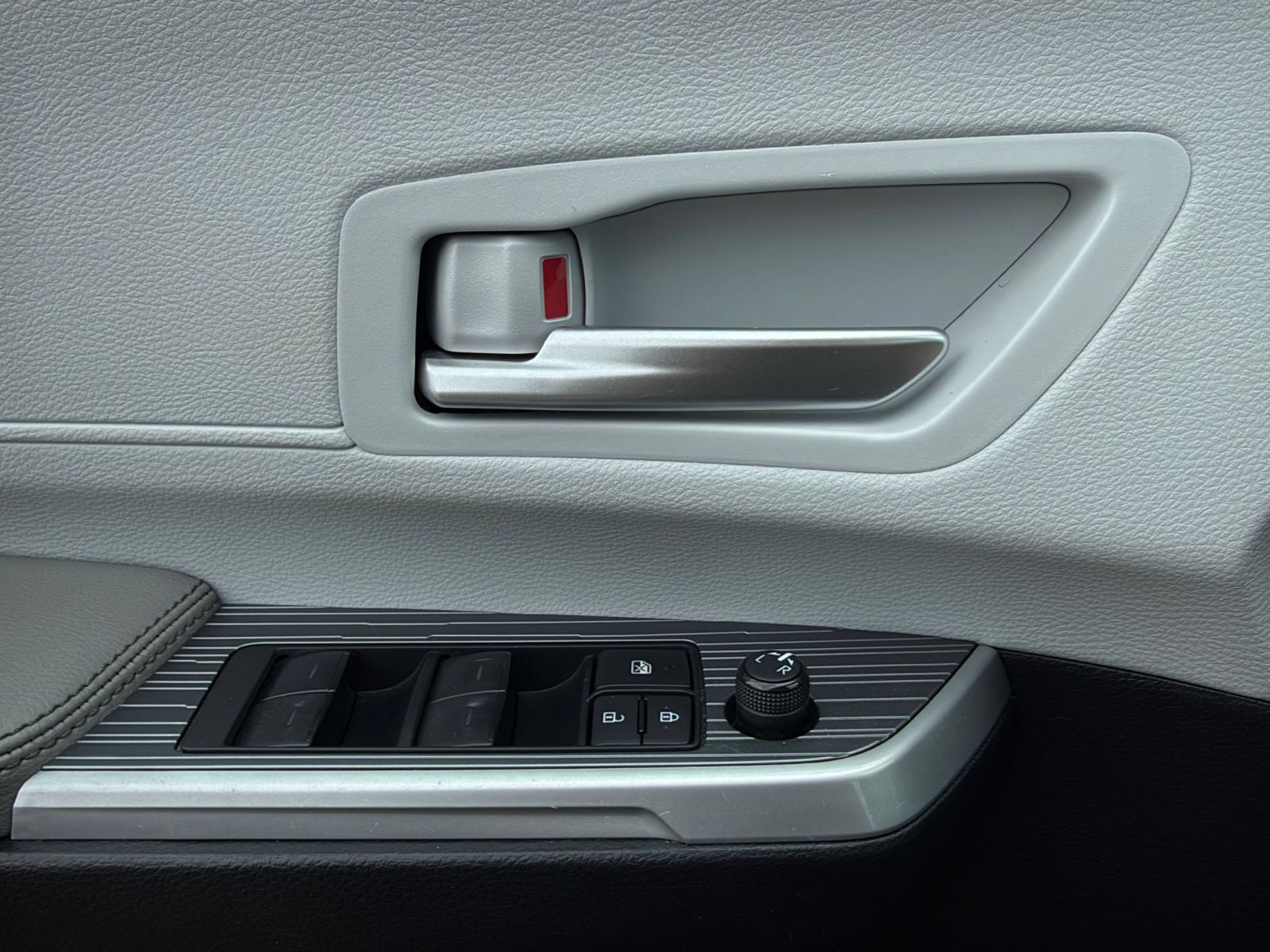 Used 2025 Toyota Sienna XLE FWD image 18