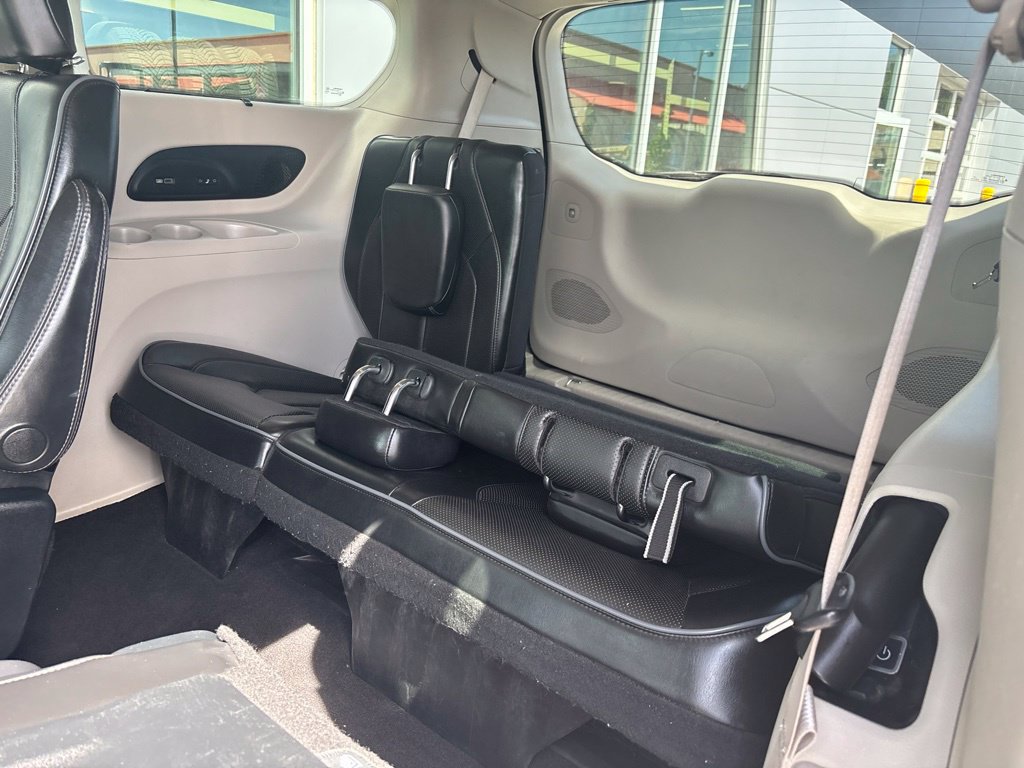 Used 2017 Chrysler Pacifica Limited FWD image 12