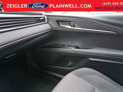 Used 2025 Toyota Camry LE image 29