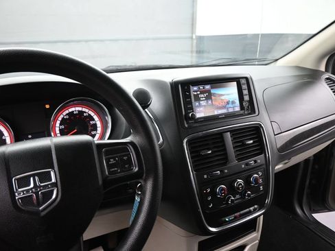 Used 2018 Dodge Grand Caravan SE w/ UConnect Hands-Free Group FWD image 39