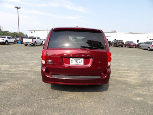 Used 2017 Dodge Grand Caravan SE FWD image 5