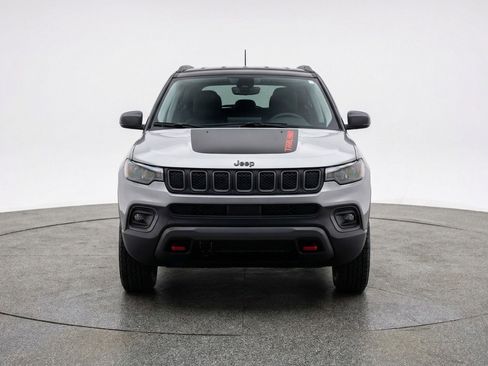 Used 2025 Jeep Compass Trailhawk image 2