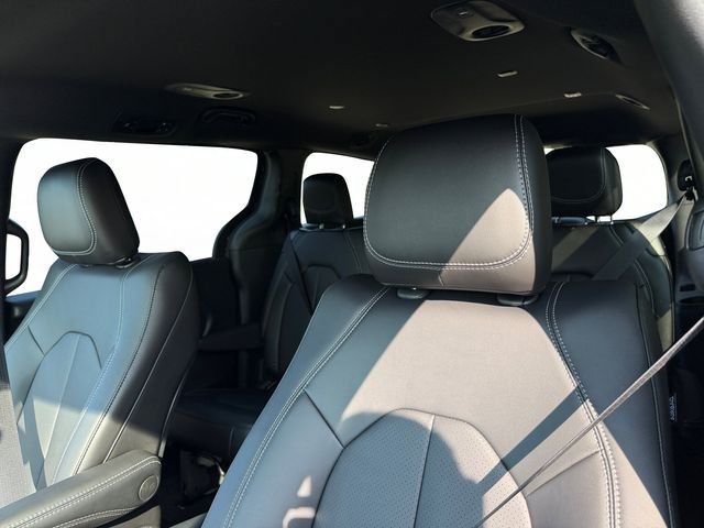 New 2027 Chrysler Pacifica Select AWD/4WD image 12