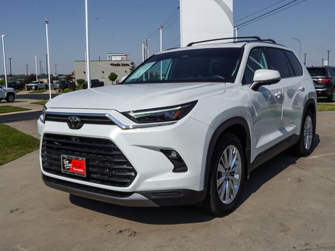 Certified 2025 Toyota Grand Highlander AWD image 4