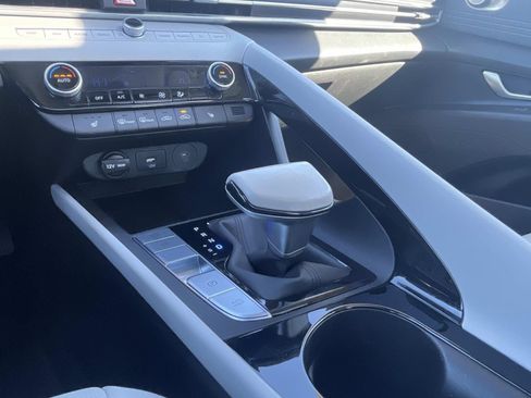 Used 2025 Hyundai Elantra Limited image 30