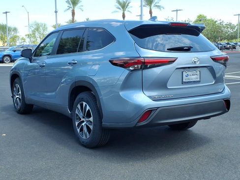 Used 2024 Toyota Highlander XLE FWD image 5