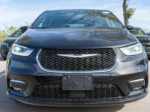 New 2026 Chrysler Pacifica Select image 3