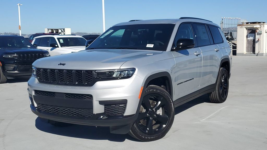 Used 2025 Jeep Grand Cherokee L Altitude AWD/4WD image 35