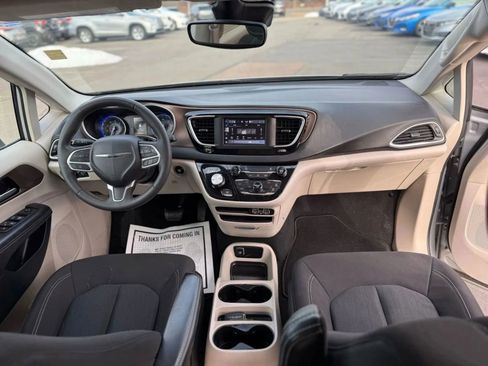 Used 2023 Chrysler Voyager LX image 14
