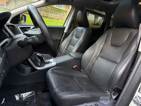 Used 2015 Volvo XC60 T5 Premier w/ Proximity Package image 10