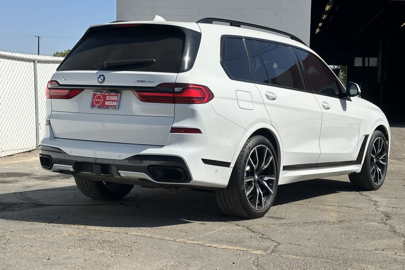 Used 2022 BMW X7 xDrive40i w/ M Sport Package AWD/4WD image 3