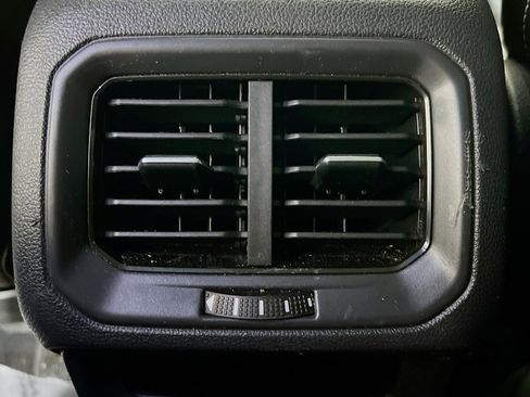 Used 2022 Volkswagen Taos SE FWD image 17