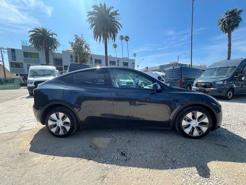 Used 2024 Tesla Model Y 2WD image 5
