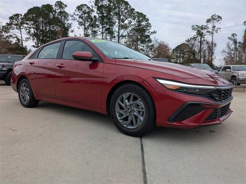 Used 2024 Hyundai Elantra SEL image 2