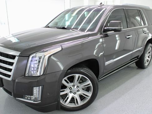 Used 2018 Cadillac Escalade Premium Luxury RWD image 2
