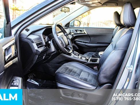 Used 2024 Mitsubishi Outlander SE image 16