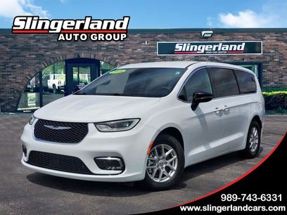 Used 2025 Chrysler Pacifica Select