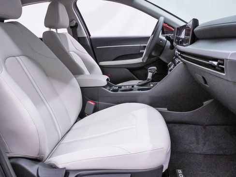 Used 2025 Hyundai Sonata SE image 13