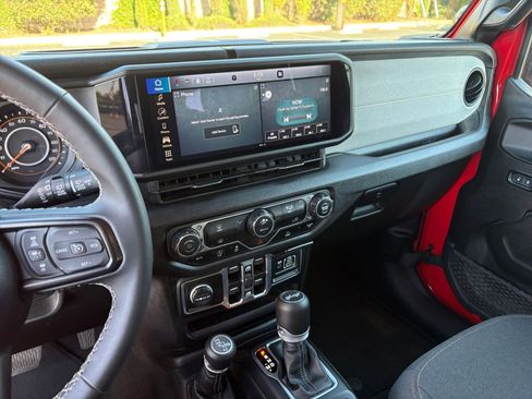 Used 2025 Jeep Wrangler Unlimited Sport AWD/4WD image 17
