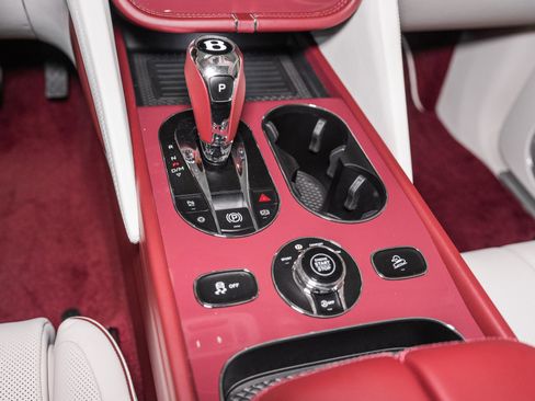 Used 2025 Bentley Bentayga image 49