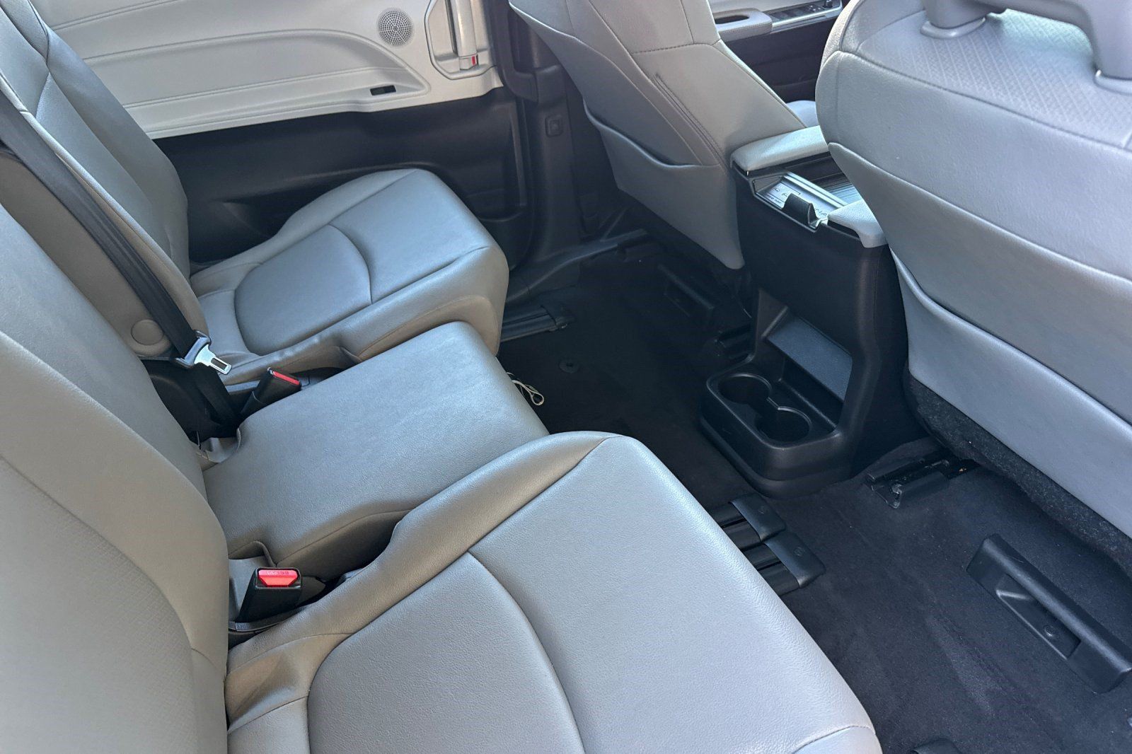 Used 2026 Toyota Sienna XLE FWD image 33