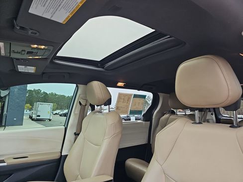 Used 2021 Toyota Sienna XLE image 36