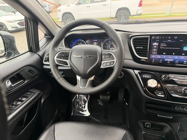 Used 2025 Chrysler Pacifica Select FWD image 30