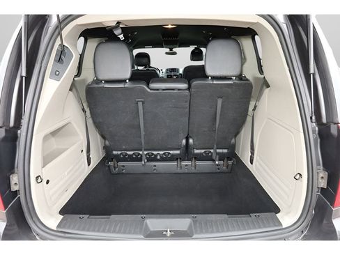 Used 2017 Dodge Grand Caravan SXT image 18