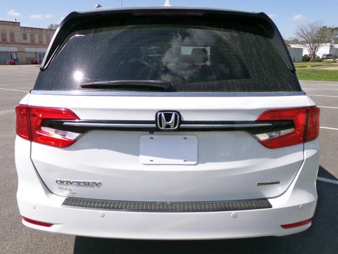 Used 2021 Honda Odyssey Touring image 3