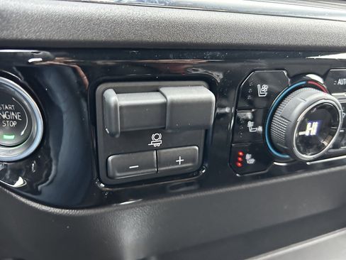 Used 2024 Chevrolet Silverado 1500 High Country image 34