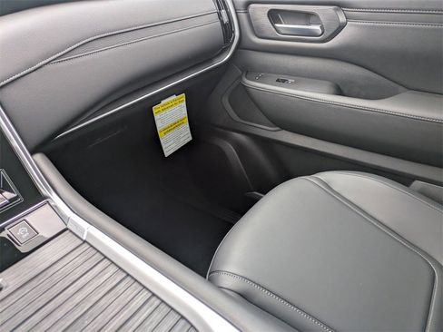 New 2025 Nissan Armada SV image 18