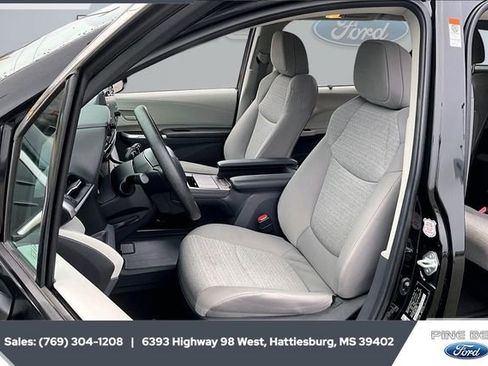 Used 2024 Toyota Sienna LE image 18