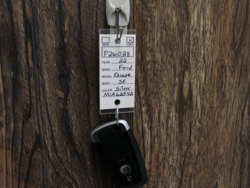 Used 2022 Ford Escape SE image 32