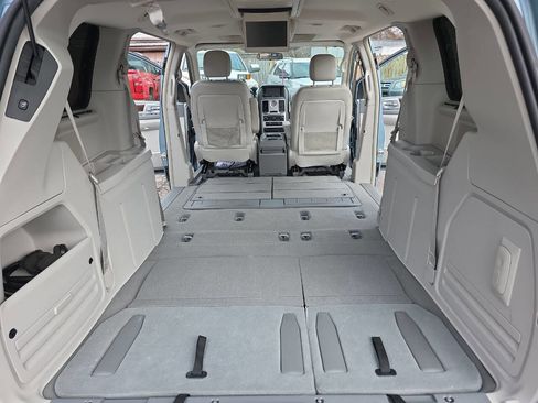 Used 2009 Chrysler Town & Country Touring image 19