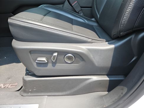 Used 2025 GMC Yukon XL Denali AWD/4WD image 11