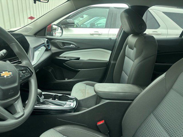 Used 2025 Chevrolet Trax LT FWD image 5
