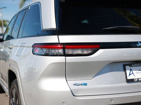 Used 2023 Jeep Grand Cherokee Overland w/ Advanced Protech Group III AWD/4WD image 13