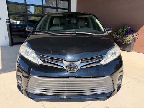 Used 2018 Toyota Sienna XLE w/ XLE Navigation Package FWD image 2