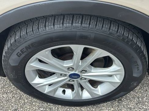 Used 2017 Ford Escape SE image 33