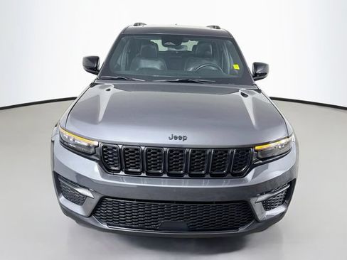 Used 2024 Jeep Grand Cherokee Altitude AWD/4WD image 2