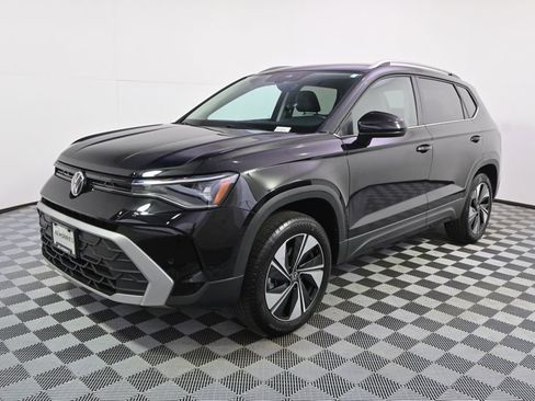 Used 2025 Volkswagen Taos SE AWD/4WD image 2