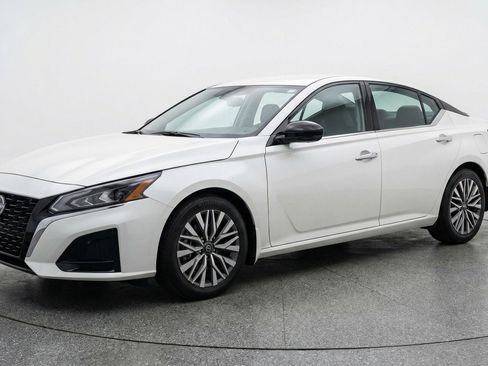 Used 2025 Nissan Altima 2.5 SV image 3