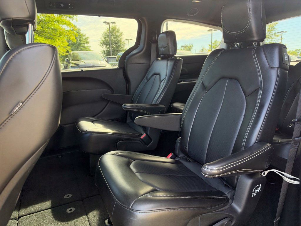 Used 2025 Chrysler Pacifica Select FWD image 18