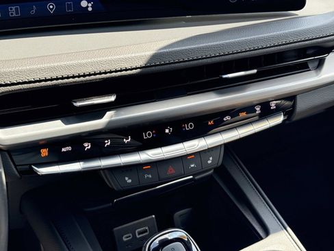 Used 2024 Cadillac XT4 Luxury w/ Cold Weather Package FWD image 32